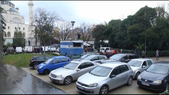 VIDEO/ Skenar i Bashës për të penguar protestën e Berishës? Oborri para selisë së PD mbushet me makina