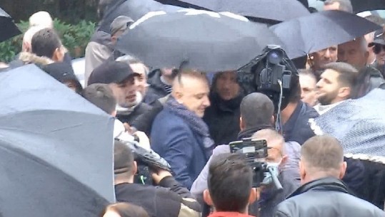 Militantët e Berishës sulmuan Roland Bejkon, reagon PD: E papranueshme, kjo është fytyra e Sali Berishës që frymëzon dhunë