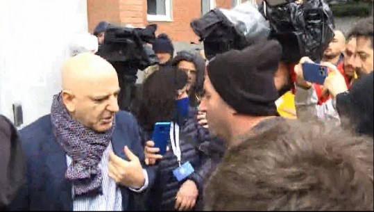 VIDEO /'Jashtë, spiun', militantët e Berishës ofendojë dhe përplasen me Bejkon, largohet nga selia: Produkt i Berishës, më goditën njerëz që i kam mbajtur me bukë