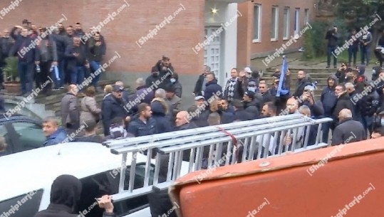 Basha zhvillon mbledhje në seli, mbështetësit e Berishës marrin shkallë për tu ngjitur në katin e dytë