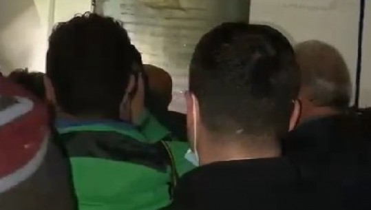 Me trapan e çekiç, militantët e Berishës mundohen të hapin derën e blinduar për t'u ngjitur në katin e dytë të selis së PD