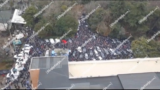 Video/ Report TV sjellë pamjet me dron, militantët e Berishës rrethojnë selinë e PD