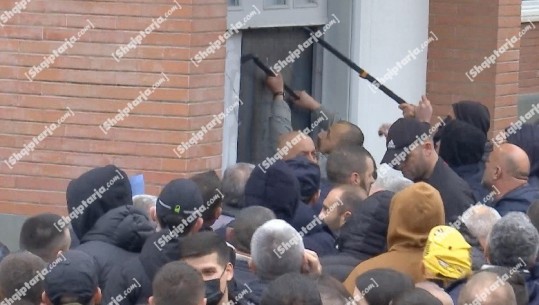 Mbështetësit e Berishës shqyejnë derën nga futen deputetët demokrat