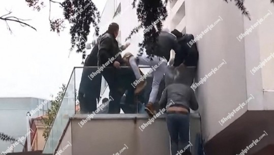 VIDEOLAJM/ Dhunë në katin e dytë të PD, disa nga protestuesit bien nga shkallët metalike