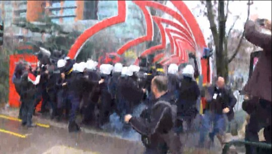 Protestuesit e Berishës përplasen sërish me policinë, hidhet gaz lotsjellës