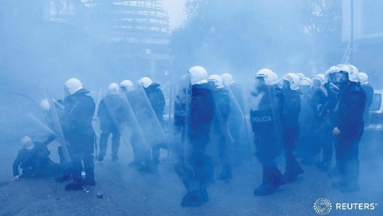 Protesta e dhunshme e Berishës pasqyrohet në mediat ndërkombëtare, Reuters: Mbështetësit e tij sulmuan zyrat e PD, lufta mes rivalëve shkaktoi përplasje