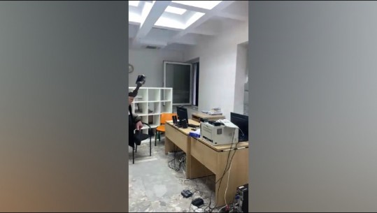 VIDEOLAJM/ Xhama të thyer dhe zyra të dëmtuara, Basha 'tur' gazetarëve për të parë shkatërrimin që lanë pas militantët e Berishës në PD 