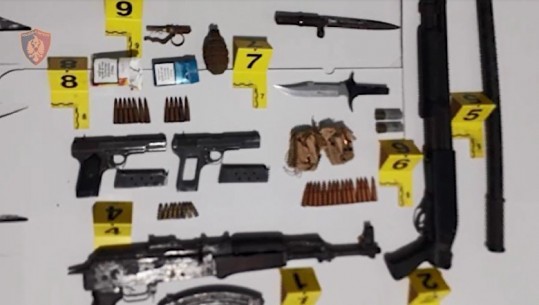 Peqin, policia zbulon arsenal armësh dhe drogë në një magazinë! Në pranga 3 persona, 1 në kërkim! Armët mund të jenë përdorur në vrasje dhe krime të tjera