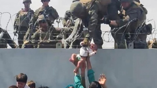 Fotoja që tronditi botën, zbulohet se çfarë ka ndodhur me fatin e foshnjes që iu dorëzua ushtarit nga familja afgane kur talebanët morën pushtetin