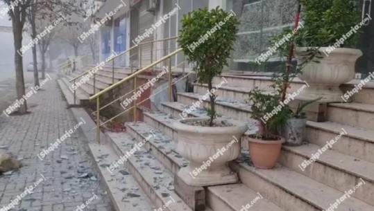 VIDEO/ Shembja me tritol e pallatit të dëmtuar nga tërmeti në Durrës, thyhen xhamat e dy dyqaneve përballë