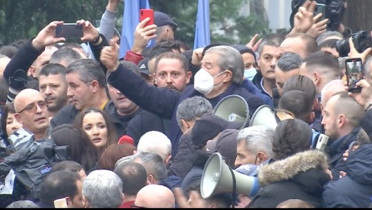 Sali Berisha paralajmëron tjetër betejë të dhunshme për të marrë selinë: Po bëhen përgatitje më serioze të pastrojmë 'shtëpinë' nga vrasësit! Do bëjmë opozitë të vërtetë