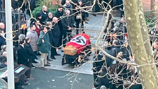 Ceremonia funerale e ekstremistes, para kishës me flamur nazist sipër arkivolit! Reagojnë ashpër katolikët dhe hebrenjtë
