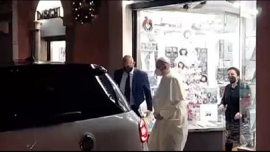 Kishte premtuar t'i vizitonte, Papa mban fjalën pas disa vitesh dhe i shkon befasisht natën në dyqan miqve të tij (VIDEO)