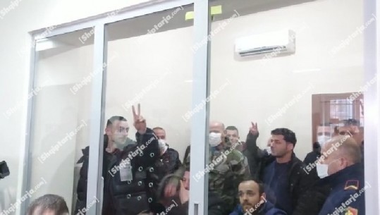 Me dy gishta lart dhe duke qeshur në kafazin e xhamtë, Stresi del para gjykatës pasi u arrestua në protestën e dhunshme të Berishës