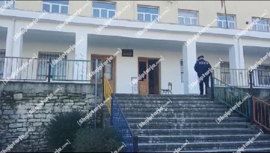 Persona ende të paidentifikuar shqyejnë derën dhe vjedhin një shkollë 9 vjeçare në Gjirokastër