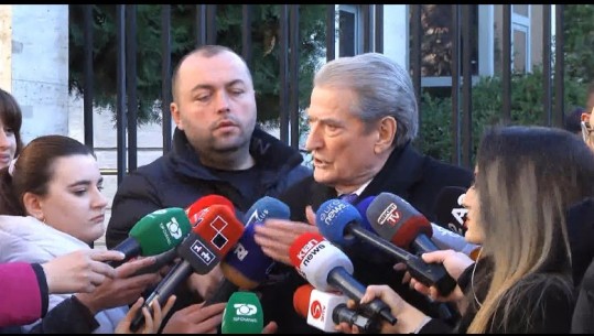 Video ku PD e akuzon se udhëzoi me dorë protestuesit për dhunë, Berisha: I ftova të na bashkoheshin se ishin në rrugë