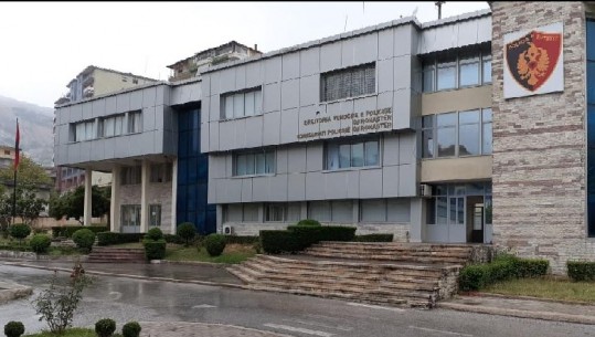 Po transportonte emigrantë të paligjshëm kundrejt fitimit, arrestohet 29-vjeçari në Gjirokastër, në pranga dhe bashkëpunëtori i tij