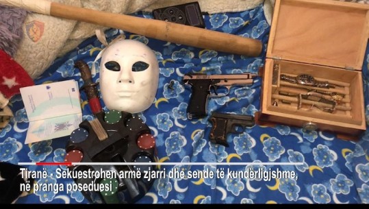 I gjetën armë, fishekë, thikë dhe shkop bejzbolli në banesë, vihet në pranga 23-vjeçari në Tiranë