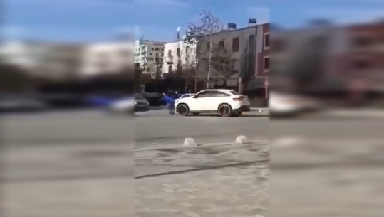 Shoferi me ‘bishën’ luksoze tenton të shtypë dy të rinjtë në Vlorë, ata i vërsulen për ta qëlluar me thikë (VIDEO-LAJM)