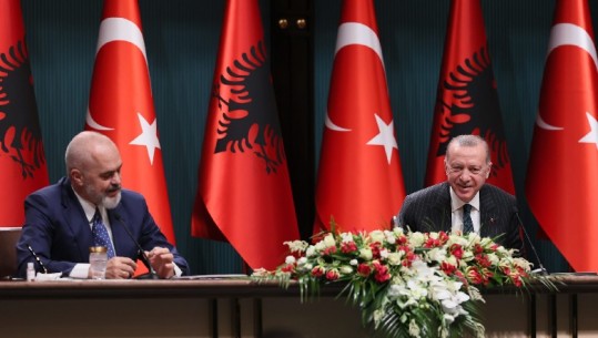 Zbardhet axhenda e presidentit Erdogan në Shqipëri, nga inaugurimi apartamenteve në Laç tek konferenca e përbashkët me Ramën 