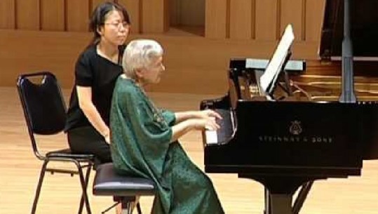 Ëndërr që nuk 'humb' në kohë! Pianistja frymëzon botën, krijon muzikë në moshën 97-vjeçare 
