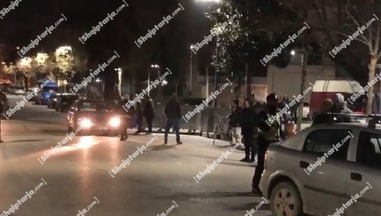 E rëndë, po bënin gara në rrugë, makina përplas 'Fordin', plagoset një grua dhe një djalë në Vlorë (VIDEO)