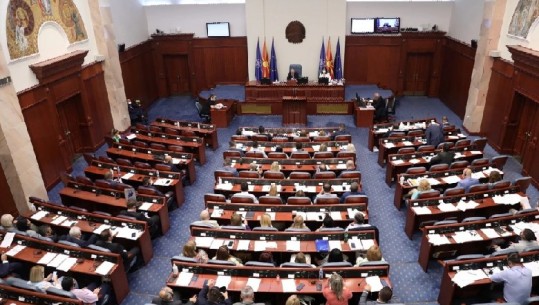 Përplasje në Kuvendin e Maqedonisë së Veriut, opozita- kreut të ri të LSDM-së: Nuk ke legjitimitet të drejtosh qeverinë, qytetarët nuk të kanë votuar  