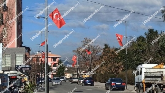 Laçi gati për të pritur presidentin Erdogan, ‘vishet’ me flamujt shqiptar e turk