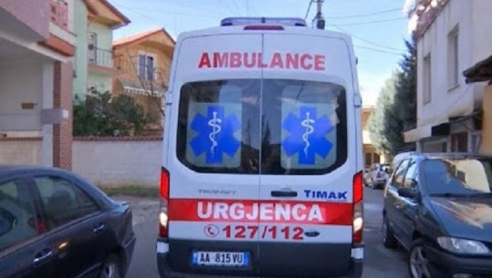 Elbasan/ Bie aksidentalisht nga kati i dytë i shtëpisë, plagoset rëndë 27-vjeçari, dërgohet te Spitali i Traumës
