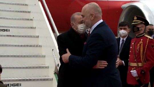 Erdogan mbërrin në Rinas, pritet me ceremoni zyrtare dhe përqafime nga Rama