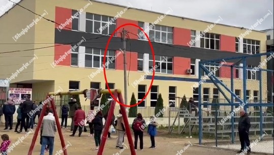  Merr flakë linja e tensionit pranë një shkolle në Laprakë! Nxënësit për Report Tv: U fikën dritat, kjo ka ndodhur edhe vjet! OSHE: Ngarkuan rrjetin më shumë seç duhej (VIDEO)