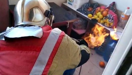  Përfshihet nga flakët bombola e gazit në një banesë në Vlorë, shmanget shpërthimi, zjarrfikësi fik zjarrin në kohë (VIDEO)