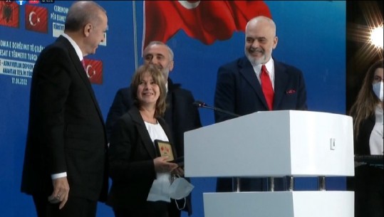 Rama dhe Erdogan i dorëzojnë çelësat e banesave të reja 4 familjeve në Laç, qytetari: Gjithmonë mirënjohës