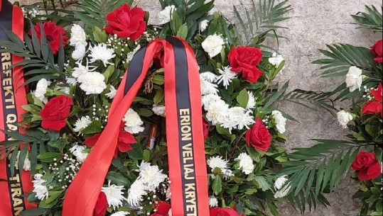 554-vjetori i vdekjes së Heroit Kombëtar, kurora lulesh ‘veshin’ statujën e Skënderbeut në zemër të Tiranës