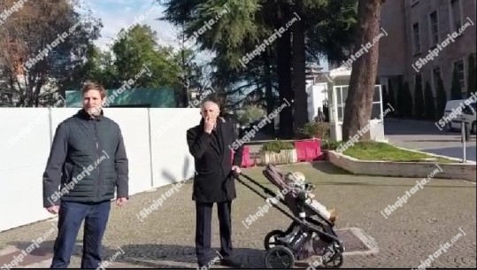 Një baba i dedikuar, Leka Zogu  shëtit ‘princeshën’ e vogël (VIDEO)