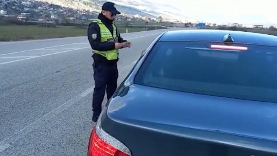 Shpejtësi tej normave, parakalime të gabuara dhe 2 makina të bllokuara! ‘Rrugorja’ gjobit 401 shoferë gjatë një jave në Gjirokastër