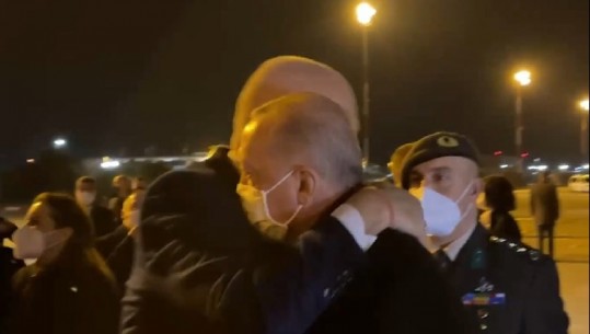 Erdogan lë Shqipërinë, përcillet nga kryeministri Rama, i dhurojnë sërish përqafim të ngrohtë njëri-tjetrit (VIDEO)