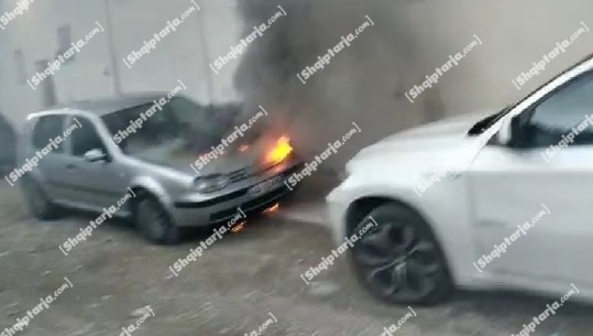 Makina përfshihet nga flakët në Vlorë, shkak dyshohet një shkëndijë elektrike! Shmanget djegia totale, pamje nga aksioni i zjarrfikëses