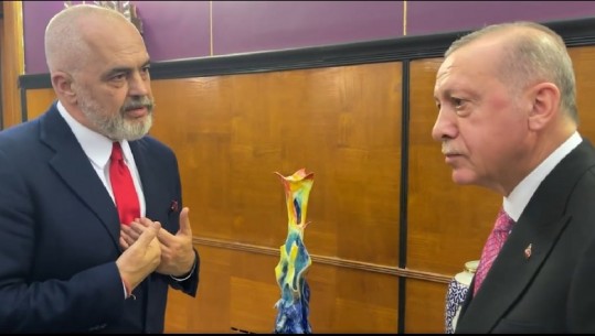 Rama i dhuron Erdoganit një vazo: E kam bërë vetë me këto 2 duar, jam artist serioz unë! Presidenti turk: Do ta vendos në vendin më të mirë në shtëpi (VIDEO)