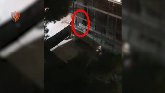 Po ngjiste skelat për të hyrë në zyra, momenti kur i riu tenton të vjedhë Bashkinë e Durrësit! Arrestohet nga policia (VIDEO)