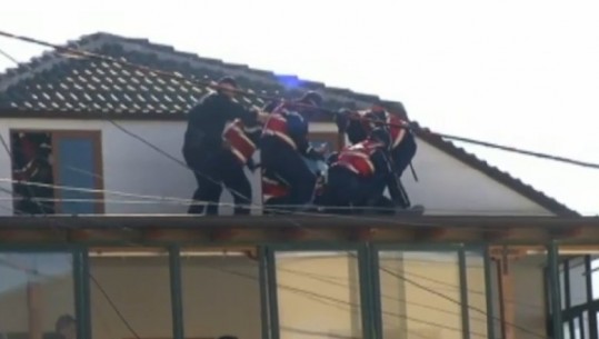 Protesta te '5 Maji'/ Banori refuzon që të lërë shtëpinë, ndërhyn FNSH, e largon nga çatia (VIDEO)