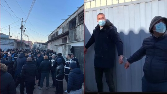 Policia rrethon ‘5 Majin’ në Tiranë, IKMT shemb disa banesa për rindërtimin! NJë pjesë e banorëve në protestë, një i ri hipën mbi çati dhe lidhet me pranga: E kam shtëpinë me letra! Ndërhyn FNSH! (VIDEO)