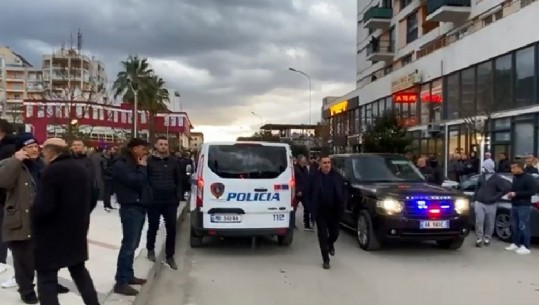 Mbështetësit e Berishës e kërcënojnë me jetë, video kur Basha zbret në terren me masa shtesë sigurie, fuoristrada e tij me fenelina! Policia për Report Tv: I ka pa leje, makinat s'janë të Gardës