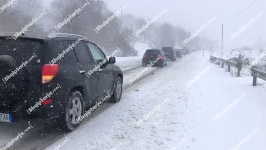 Reshje të dendura dëbore edhe në qarkun e Korçës, 'Rrugorja' apel shoferëve: Pajisuni me goma dimërore dhe zinxhirë