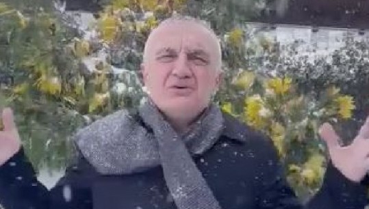 ‘Frymëzohet’ Meta?! Del dhe reciton në dëborë nga Korça (VIDEO)