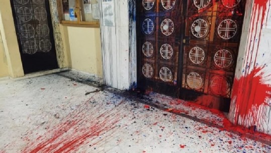E lyer me 'gjak', sulmohet kisha ku prifti grek abuzoi 7 herë me të miturën shqiptare (FOTO)