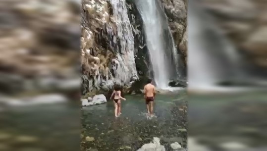 Temperaturat ekstreme, dy të rinjtë në Theth sfidojnë motin me borë, lahen në Ujëvarën e Grunasit! Edhe në Sarandë qytetari zhytet në detin Jon 