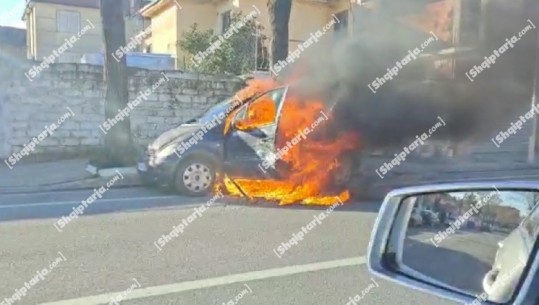 VIDEO/ Përfshihet nga flakët një makinë në Shkodër, shkak dyshohet një shkëndijë elektrike