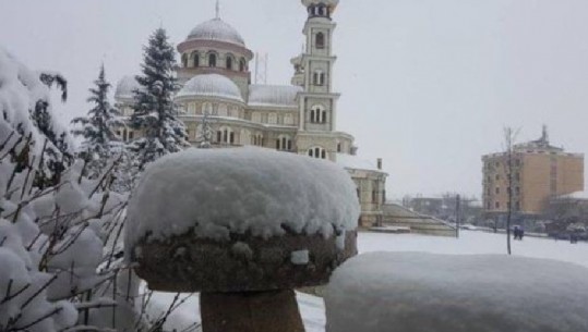 Ndalin reshtjen e dëborës në Korçë, akset rrugore të gjitha të kalueshme! Temperaturat vijojnë të ulët deri në -12 gradë 