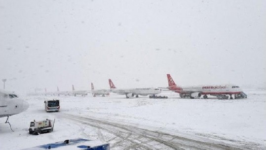 Stuhia e paprecedentë bllokon aeroportin e Stambollit